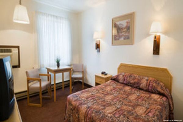 LONE TREE INN (Sidney)